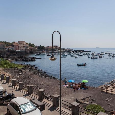Un Tuffo Nella Baia Di Capomulini Bed & Breakfast Ачиреале Екстериор снимка