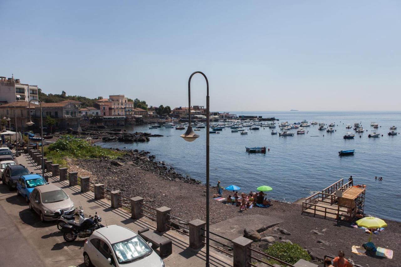 Un Tuffo Nella Baia Di Capomulini Bed & Breakfast Ачиреале Екстериор снимка