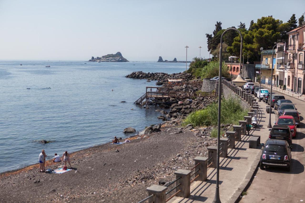 Un Tuffo Nella Baia Di Capomulini Bed & Breakfast Ачиреале Екстериор снимка
