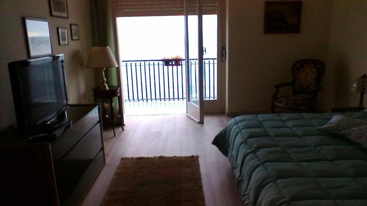 Un Tuffo Nella Baia Di Capomulini Bed & Breakfast Ачиреале Екстериор снимка